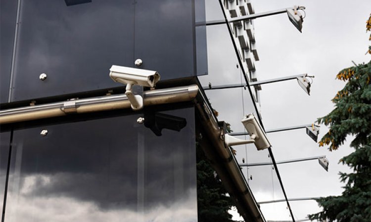 Installation de caméra de surveillance IP extérieure à Sainte-Suzanne